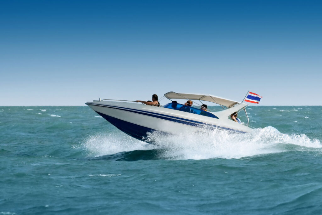Schnellboot weiß, Speedboot im Meer blau weißes Design